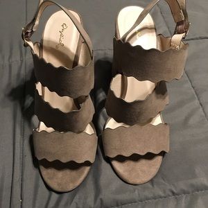 New Faux Suede Scalloped Heels (Sz. 9)